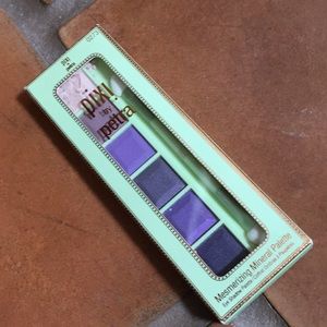 FWP Mesmerizing Mineral Palette Amethyst Aura